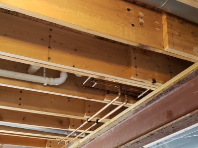 Connecting the floor joists with Spaxs - These are specialized screws
